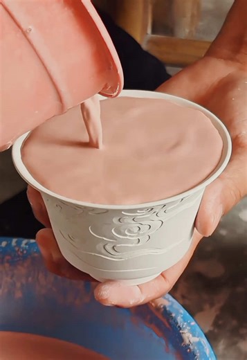 Traditional Techniques for Applying Ceramic Glaze