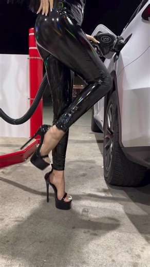 #feetmodels #fashion #heelshoes #killerheels #wedgeheels #heelsoftheday #perfecttoes #skyhighheels #toenails #feet #highheels #toenails #toering #anklets | High Heels & Toes