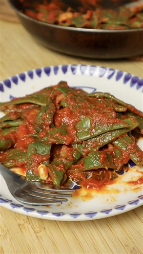 Francesca Tieghi on Instagram: "My favourite way to eat romano beans (italian flat beans) 😋 Comment “beans” and I’ll send you the link to the recipe! 🥰 #romanobeans #flatbeans #italianrecipes #italianvegetables #italianvegan #veganitalian #plantbaseditalian #plantbased #summervegetables #summerfood #summerfoods #italianfoodlover #vegetables"