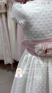 Precioso vestido confeccionado en bonito plumetty 🌸lo adorna fajín precioso rosa y beige con flores🌸￼ se pueden hacer en todas las tallas y medidas 🌸🌸🌸Chari Pérez comuniones 2023 para una mejor atención personalizada le aconsejamos pedir cita previa 📲al 956 050 988🌸🌸🌸🌸🌸🌸🌸🌸🌸🌸 | Chari Pérez