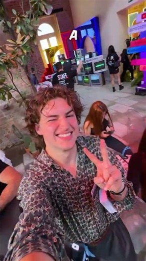 Estoy en una fiesta secreta de Y0UTUBE!!! 🔥😎