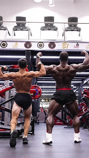 Posedown with Cameroon bodybuilding champion: Ellie Champion! Guess the weight difference 😅