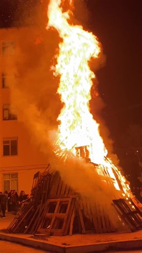 Spectacular Bonfire Display with Vibrant Flames