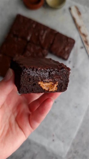 Brownie beurre de cacahuètes Le chocolat et la cacahuète est pour moi l'une des meilleures associations, après l'entremet, la tarte voici le brownie au beurre de cacahuètes Ingredients 180g de beurre demi sel 40g de cacao 170g de chocolat noir 3 oeufs 120g de sucre complet 75g de farine 50g de chocolat haché ou en pastilles 100g de beurre de cacahuètes @prozis -10% avec le code CELIAOEG sur prozis.com lien en bio Dans un moule en silicone ou sur un papier cuisson Faire des tas de beurre de cacah