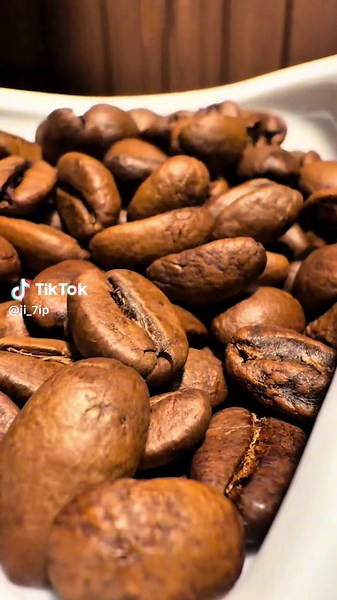شوارع المدينة تشبه عينيك