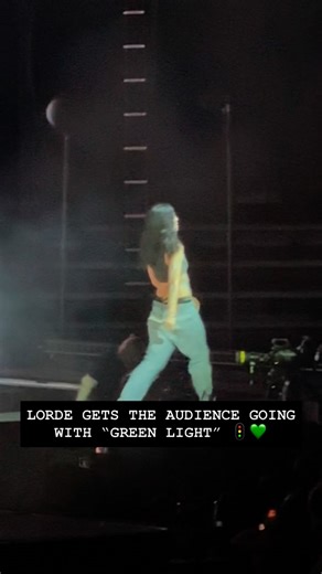 3.7K views · 44 reactions | @lorde nearly closes their set with “Green Light”!! ✅ #alt1045philly #lorde #phillyconcerts  @the_dyllpyckle | Alt 104.5 Philadelphia | Facebook