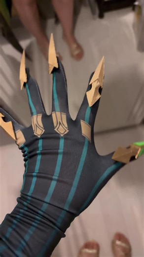 @ten_shiii 本物のテンシ 🧑🏻 on Instagram: "Résultats du costume de Nefer porté sur moi ! Ma première impression, j’aime beaucoup, j’ai seulement reçu aujourd’hui la perruque que je vais devoir travailler 😁. au niveau de la jupe, je trouve un peu dommage qu’il n’y ait pas pas de protection ou de jupons pour le bas, même un short en dessous couleur peau 🫶 perso j’ai dû acheter un short couleur peau, même au niveau de la poitrine, j’achète un débardeur couleur peau aussi pour éviter les flop du style,
