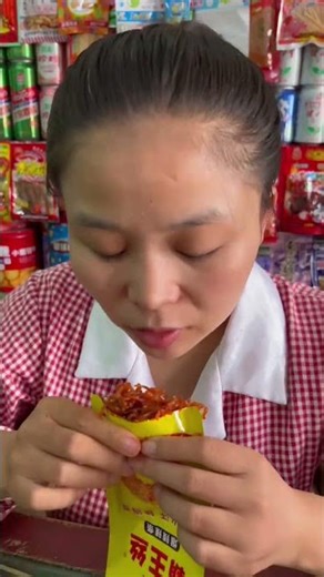 ขนมที่เรากินกันตอนเด็ก คุณกินบ้างไหม #snacks #spicystrips #nostalgicsnack #shorts