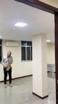 Projeção absurda do sax Yamaha 62 logo purple invade os corredores