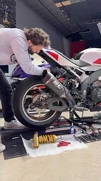 Installing an Ohlins TTX on the Aprilia RSV4 1100 Base #motovationusa