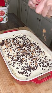The best cannoli cake https://melissajorealrecipes.com/cannoli-cake/ #cannolicake #easycannolicake #holidaydesserts | Melissajorealrecipes