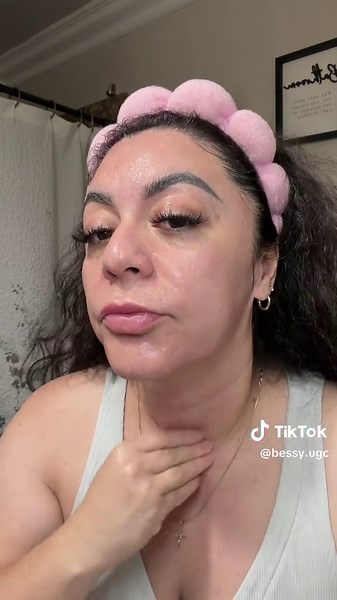 @LaRochePosayUS Toleriane Purifying Foaming Cleanser has been the first cleanser that’s actually kept my oily skin under control without stripping my face. It’s become my daily staple, morning and night and it stays that way! If your skin is like mine, you need to go try it ❤️ #ugcexample #oilyskincare #UGCCommunity #LaRochePosey #UGC