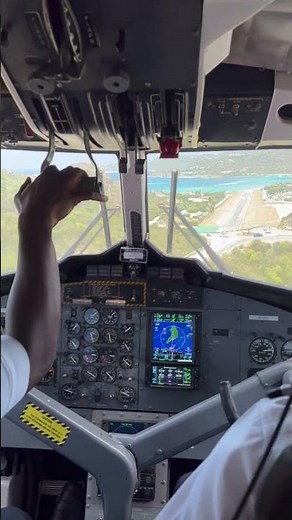 Cockpit View Low Landing in St. Barths 🛬 Winair DHC-6 Twin Otter (PJ-WIU) #aviation #travel