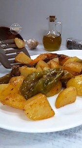 Friggitelli con patate, provali anche così https://www.vivomangiando.it/recipe/bruschette-con-friggitelli-e-pomodorini/ | Cibo Doc
