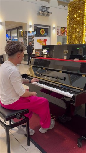 Roller auf Klavier. Deutschrap braucht manchmal keine Worte. 🎹 @Apache 207 #roller #apache #klavier #deutschrap #fürdich