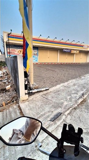 Wanted to go to Indomaret but it's still closed😭😭😭