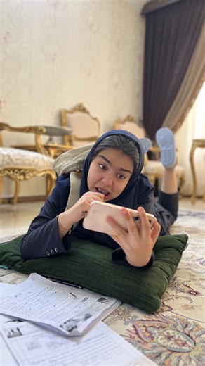 ‎عارفه کریمی/طنز/دابسمش‎ on Instagram‎: "کیا مثل من دقیقه نودین۹۰🤣🤣 بفرست برای اونی که همه رو میزاره بزای شب امتحان😁🥴 @arefeh_karimi4 @arefeh_karimi4 @arefeh_karimi4 #امتحان #مدرسه"‎