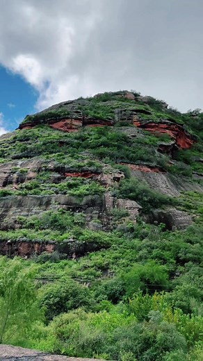 Cerro Colorado: Escala Este Impactante Cerro Rojizo
