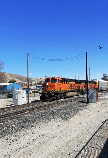 Bnsf 6791 leads a autorack train past the tehachapi depot! . . . . . . #bnsf #trains #railfansoftiktok #railfanning #railroadlife #trainvideo #railfan #hobby #fyp #trainsoftiktok #bnsfrailroad #train