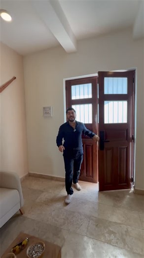 Una casa así ya casi no existe en Mérida ✨ Tres jardines, alberca, tina exterior y una ubicación privilegiada a pasos de La Plancha. Desde que entras, la luz y la calma del espacio se sienten increíbles 🌿💧 Con muros de mampostería, mármol y una distribución que conecta todo con las áreas verdes, es una propiedad pensada para disfrutarse o para una inversión Airbnb de alto rendimiento 📈🏡 Si quieres conocerla, mándame mensaje y la agendamos 👇 #KraksInmobiliarios #Mérida #CentroHistórico #Inve