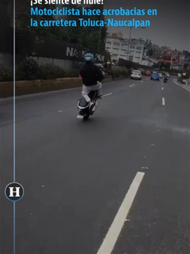 Así fue captado un motociclista realizando maniobras y acrobacias extremas sobre la carretera Toluca-Naucalpan, poniendo en riesgo no solo su vida, sino la de decenas de automovilistas que transitaban por la zona.