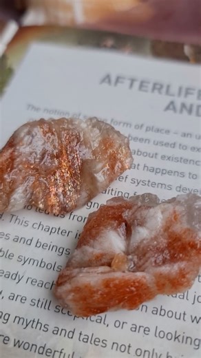 Witchdom Stones on Instagram: "หินซันสโตน Sunstone ช่วยให้ผู้ถือครอง Shining สมกับชื่อของเขา ด้วยความที่เป็นหินแห่งจักระ Sacral ซันสโตนจึงเกี่ยวเนื่องกับพลังชีวิต ความมั่นคง ความกระตือรือร้น กระปรี้กระเปร่า ความมั่นใจ passion และแรงบันดาลใจต่าง ๆ . ซันสโตนจึงเป็นหินที่ดึงดูดทั้งโชคดี ความสุข รื่นเริง และประสบการณ์แสนหวานในชีวิต ในขณะเดียวกันก็ช่วยลดความเครียด ความกลัว ขจัดอารมณ์และพลังงานลบๆ ที่คอยฉุดรั้งผู้ถือครองไว้ ไม่ให้ก้าวไปสู่ช่วงเวลาที่ดีในชีวิต . ในขณะเดียวกัน Sunstone ยังเป็นหินแห่งควา