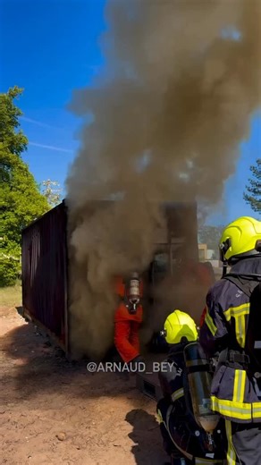 BACKDRAFT🔥 [ 🎥 @arnaud_bey ] #fire #firefighter #vigilidelfuoco #vvf #pompiers #bomberos #sdis67 #sapeurspompiershaguenau #pomplard #fireplace #fireworks #flashover #backdraft | Noi Soccorritori