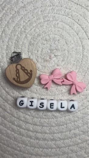 🎀Encargo rociero para una futura mamá🤱🏻 Una mamá confió en mí para crear este chupetero tan especial 🧸✨ Hecho con mucho cariño para su peque 👶🏻 🫶🏼Si quieres uno personalizado a tu gusto, escríbeme 654604826 📩 #virgendelrocio #bebes #bebeencamino #mamaprimeriza #regalos