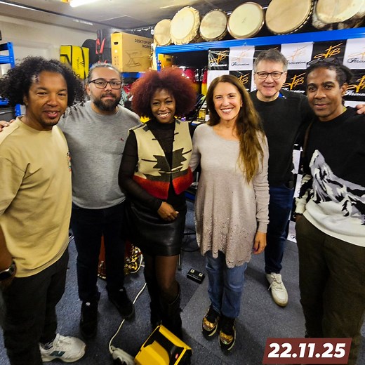 ⭐️Ultima entrada! Queda 1! ⭐️Hoy 22.11 /20:00 THEATER STOK, ZÜRICH ⭐️CUBA Y URUGUAY: nuestra música y sus raíces africanas. Un concierto de la mano de dos mujeres, que tenemos mucho en común. Lleno de matices, de colores, de ritmo y emociones, en el mismito corazón de la nevada Zürich 🇨🇭 👉Última entrada en la plataforma de @Eventfrog.ch. Organiza el Kultart Festival: MIMOS 🌹 Y en la foto de nuestro ensayo estamos todos... Freddy Benitez percusión Sebastian Cordoba guitarra Susana Orta Cantan