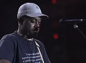 In honor of Farm Aid last weekend, here's a clip of our performance from October 1, 1995 🚜 #LetHerCry #TBT | Hootie and the Blowfish