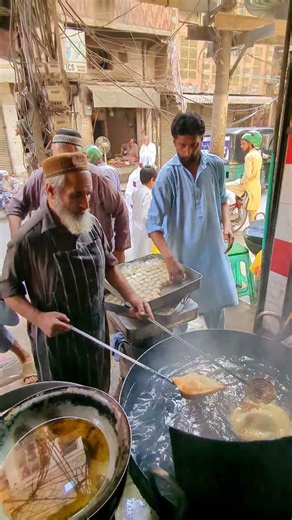 Most ADDICTIVE Puffed Bread & Halwa! 🤤 Famous Peshawari Halwa Puri Breakfast | Viral Street Food