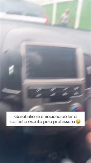 Razões Para Acreditar on Instagram: "Além de ensinar, essa professora deixou algo que vai muito além da sala de aula: cuidado, atenção e um afeto que esse garotinho vai levar pra sempre. 🩵🩵 @thaylon_gael4"