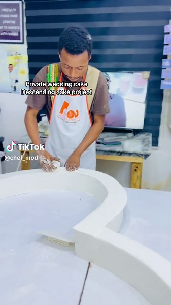 Private wedding cake Descending cake project with @Toutle monde cakes and @TLMCAKES