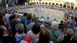 1.3K views · 72 reactions | Euskal dantzak / Danzas vascas / Basque dances  Plaza Nueva / Plaza Barria  Todos los días a las 19 h / Egunero ➡️ Arratsaldeko 19etan / Every day  7 pm | Bilbao Turismo | Facebook