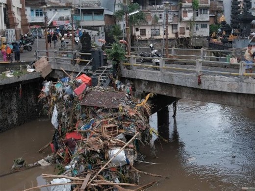 Storms in Bali: Deaths after flooding on holiday island