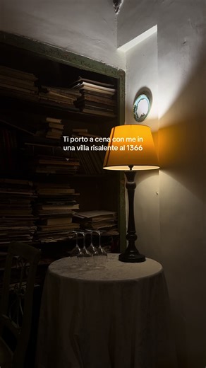 Una cornice magica per la tua cena ✨ Originariamente torre di guardia sul fiume Tevere risalente all’anno 1366, è stata modificata nei secoli fino a raggiungere l’aspetto attuale. La villa è aperta al pubblico dal 1988 come agriturismo, dal 1997 anche come ristorante e camere nel 2018. Dal 1870 di proprietà della famiglia Taticchi, ad oggi è una splendida cornice per matrimoni, cene romantiche, ma anche corsi di cucina o cene con delitto. Il menù, rigorosamente con ingredienti di stagione e a Km