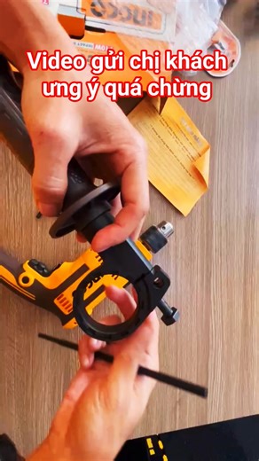 Hướng dẫn chị khách lắp ráp cây thước đo khoan vào tay cầm trợ lực máy khoan điện nhanh dễ dàng
