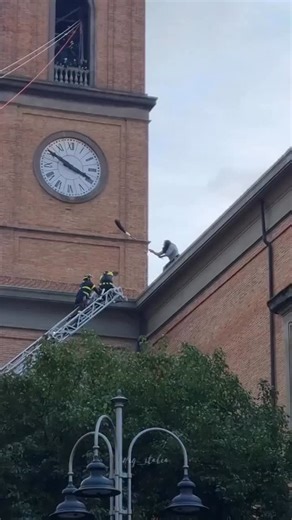 The Befana is one of the most beloved traditions in Italy: a cheerful old lady who flies on a broomstick and, on the night between January 5 and 6, visits homes to leave sweets and small gifts for “good” children and a bit of coal (often made of sugar!) for the mischievous ones. It’s a celebration filled with magic, but also with simple messages: remembering others, closing the festivities with joy, and starting the new year with energy. The reason the Befana “comes” on January 6 is linked to an