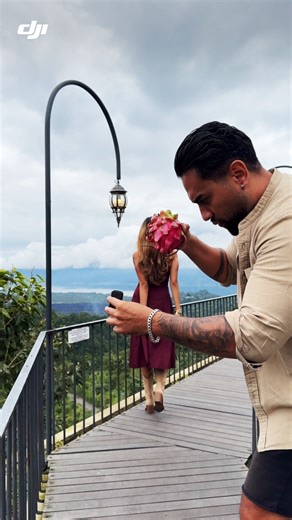 Comment créer une transition vidéo bluffante avec un fruit du dragon, les mains libres, et une fluidité pro ? Osmo Nano est la solution ! Son design magnétique et sa capacité à filmer des images nettes et vives vous permettent d'immortaliser chaque détail avec une précision incroyable. Prêts à impressionner avec vos effets spéciaux faits maison ? 🎥 : @mario.prawira #OsmoNano #DJI #vloggingcamera #actioncamera #FruitDuDragon #CreativeVideo #DIYEffects #VisualStorytelling | DJI