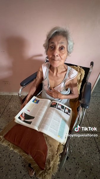 Abuela asustada por su nieto maquillado