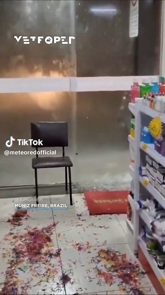 A catastrophic hailstorm ⛈️ devastates #MunizFreire, Brazil. The material damage is very significant.