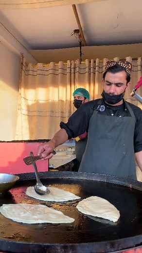 🥘 Crispy paratha stuffed with spicy chicken—perfect roadside taste!#foodshorts #parathamaking #tastyfood #crispyparatha #crispyparatharecipe #cooking #pakistanifood #afghanfood #ksafood #streetfood #chickenparatha | Master Cook