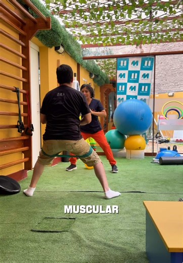La “descarga muscular” no es un masaje. Un masaje puede aliviar… pero no soluciona el problema. Si tu cuerpo está sobrecargado no necesitas solo manos, necesitas estrategia. Carga. Intensidad. Volumen. Recuperación. Eso es lo que realmente descarga el músculo. Ir al fisio solo a “que me hagan masajes” es quedarte a medias. 🔥 #FisioterapiaDeportiva 💪 #DescargaMuscular ⚡ #RendimientoDeportivo 🏥 #RehabilitaciónDeportiva