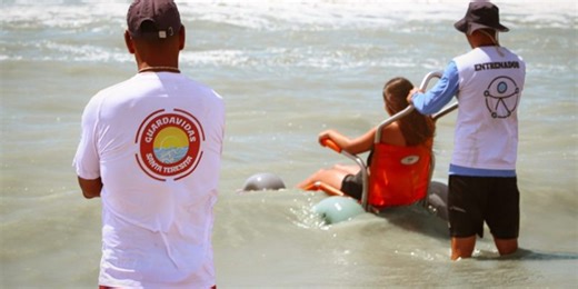 La Costa refuerza la accesibilidad en las playas con sillas anfibias gratuitas