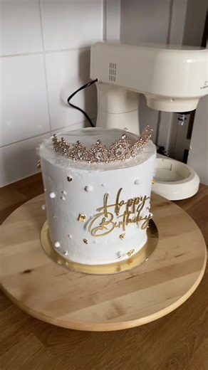 Layer Cake Decoration and Cooling Tips for Perfect Results