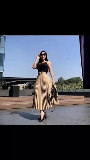 Ideas de outfits con faldas tableadas para mujeres