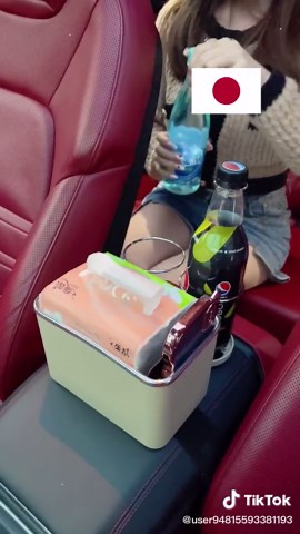 この運転手さんがとても賢いですね。シート間に収納ボックスを設置し、スマホやティッシュが収まります。裏には 2 つの折りたたみ式コップ置きが付属し、後排の乗客がコップや飲み物を置くのに便利です 。 #車内収納 #便利アイテム #運転手のアイデア #車内リフォーム #乗客用アメニティ#おすすめ