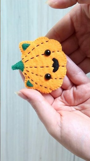 Halloween felt cat face pumpkin #halloween #craft #feltcraft #diy #pumpkin #cat #sewing #craftideas