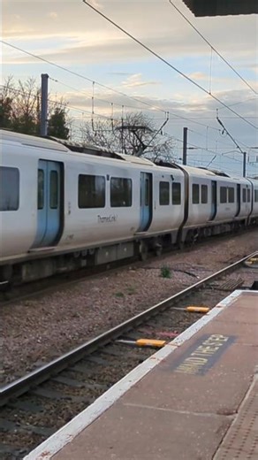Thameslink class 700 speeds through Hitchin (2024) #train #trainspotting #class700 #thameslink #gtr