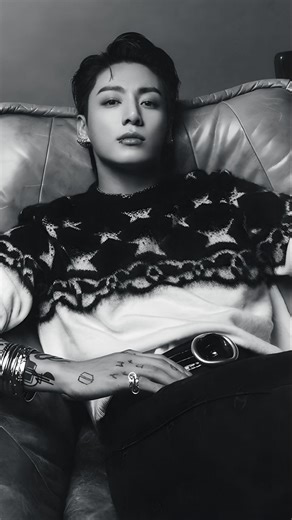 LILITHBTS on Instagram: "big love JK 日本正在研发新一代抗震建筑，它们在地震发生时竟然能“漂浮”起来——整个建筑会被抬离地面，从而避开剧烈的摇晃。 这项技术采用先进的空气升举隔震系统，一旦传感器探测到地震，高压空气会在 0.5 秒内迅速注入建筑底部，使整栋建筑上升数厘米，与颤动的地面短暂“脱离接触”，并在一层空气缓冲上滑行，直到震动停止。 日本已经在研究设施和小型商业建筑中测试了这项技术，并结合了超高灵敏度的运动传感器，可追踪来自地下深处的微小构造震动。这种“悬浮地基”通过避免剧烈的横向摇摆，大幅减少建筑损坏。 它是一种几乎超现实的工程——建筑不是与地震对抗，而是直接升到震动之上。没有裂缝，没有倒塌的墙壁，没有左右摇摆的高楼——只有安静、可控的升起，守护着内部的一切。 在一个地震频繁的国家，日本不仅是在防灾，而是在重写城市的生存方式。 The video captures a time-lapse of an artist crafting a serene, traditional Chinese-style misty mountain land